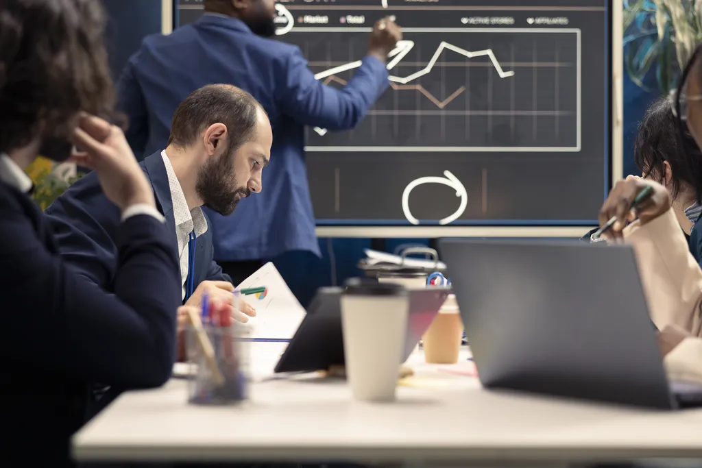 corporate-employees-examining-organizational-progress-meeting_resultado